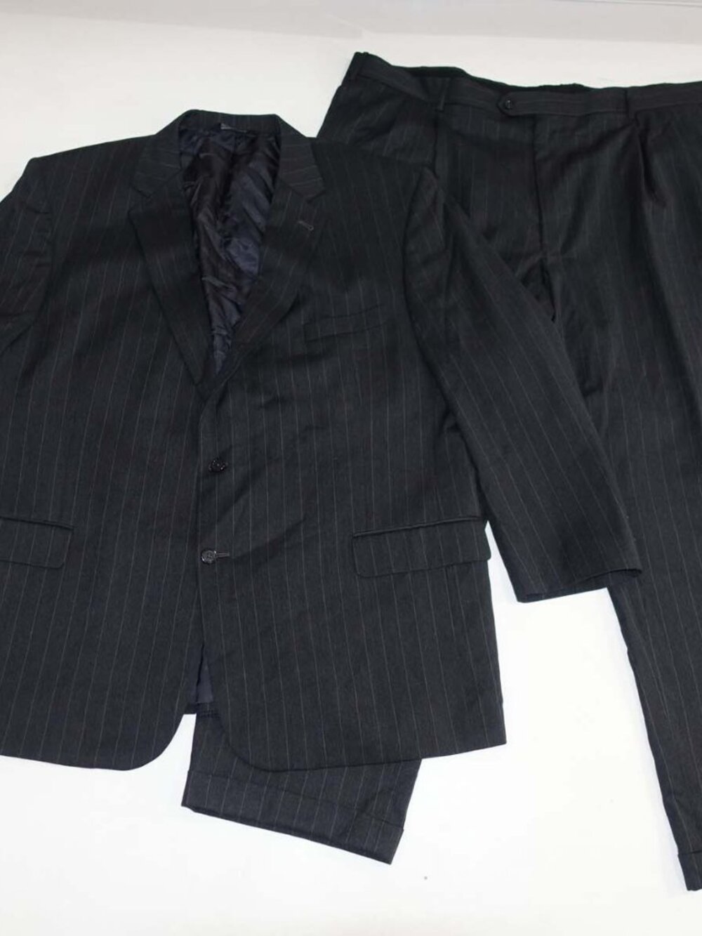 Jos. A. Bank Men's Pinstripe 2 Button Suit Size 50 Regular 46 x 30 Charcoal Gray - Picture 1 of 13